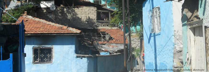 Ankara'nın en yoksul mahallelerinden birindeki çatıları ve duvarları harabeye dönmüş gecekondular